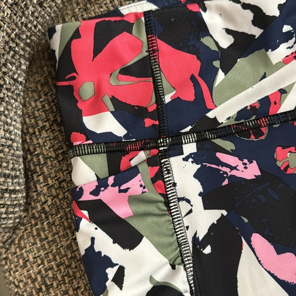 Lululemon speed track short size 4 - Picture 2 of 8